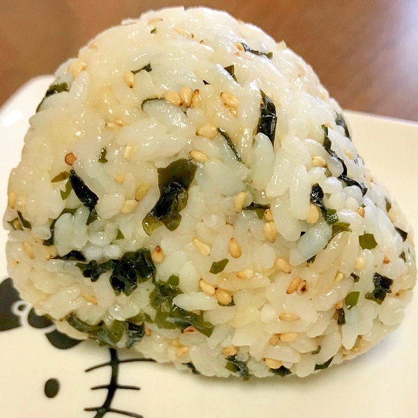 焼けた醤油が香ばしい！ わかめの焼きおにぎり
