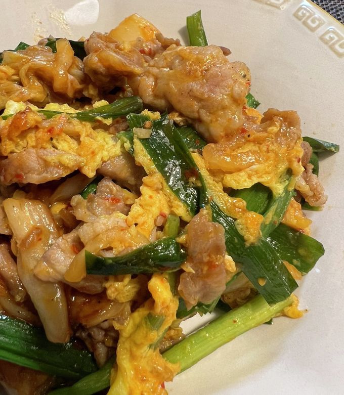 手軽にガッツリ！ 豚肉とキムチの卵とじ丼