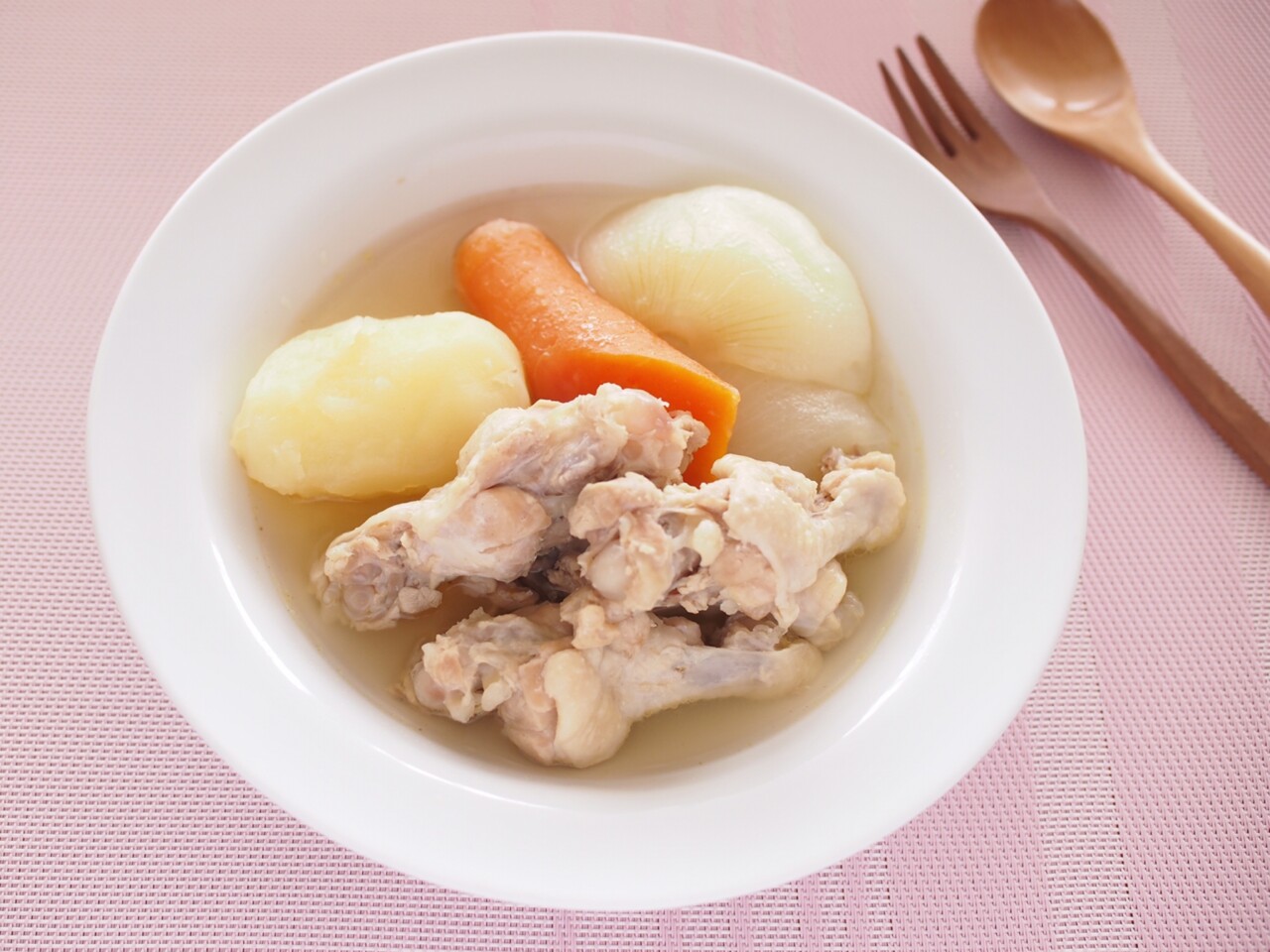 材料２つを煮るだけ簡単！鶏手羽元と春キャベツの和風ポトフ