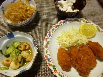 ごはんの記録. 🍴献立🍴 🍀カキフライ 🍀ワカメときゅうりとカニカマの酢の物 🍀ジーマーミ豆腐🍀野菜の味噌汁 キャベツ、人参、玉ねぎ🍀十六穀ごはん 🍀いちご . 今日の夜ごはんはカキフライです。 生食用の牡蠣をサクサクに揚げてタルタルソースをたっぷり添え