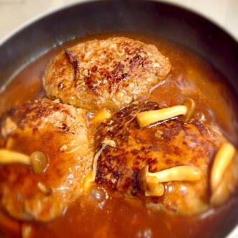 ハロウィンにピッタリ！簡単！「おばけハンバーグ」の盛り付け方👻, ▼材料, ・ハンバーグ お好みの大きさで ,・ゆで卵半分 マッシュポテトやトマトなどでもOK , ・とろけるスライスチーズ, ・海苔 目と口に使用 , ・ケチャップ ほっぺ ,付け合わせの野菜はお好みで♪, ▼盛り付け方, ①海苔をキッチンハサミなどで目と口の形にあらかじめカットしておく,