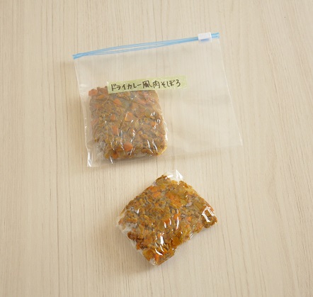 カレーの保存方法🍛 , @kq_room_lifeさんの投稿をお借りしました✨, @kq_room_life◀︎◀︎◀︎他の投稿はこちら💁,今日投稿したのは, カレーの保存方法💁, アイラップで一人前ずつ小分けして空気を抜いて縛って冷凍するだけ☺️,後は湯煎するだけで食べれるから時間が無い時やパッと食べたい時に超便利です！, 食べる前に解凍しておけば湯煎時間も短くて済むよ☺️,