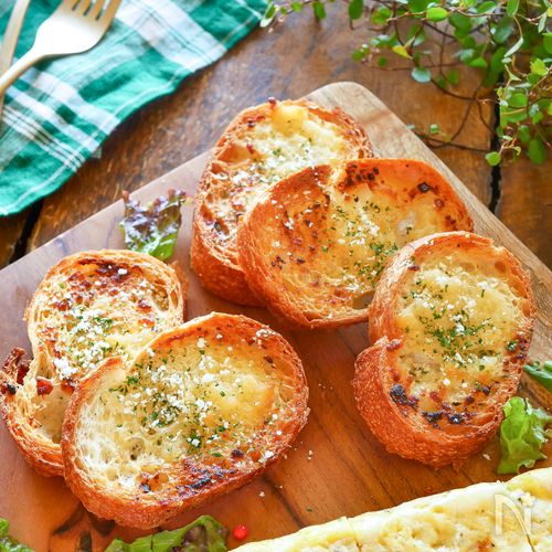 こっこお気に入りの食べ方😋🩷 フランスパン大好きで、色んな食べ方をしますが、 ちょっと肌寒くなってくる季節に 食べたくなる食べ方がこれ！バゲットをくり抜いて、ミートソース、チーズ、卵を入れてオーブンで焼いた、 バゲットミートソースグラタン🥖✨ この