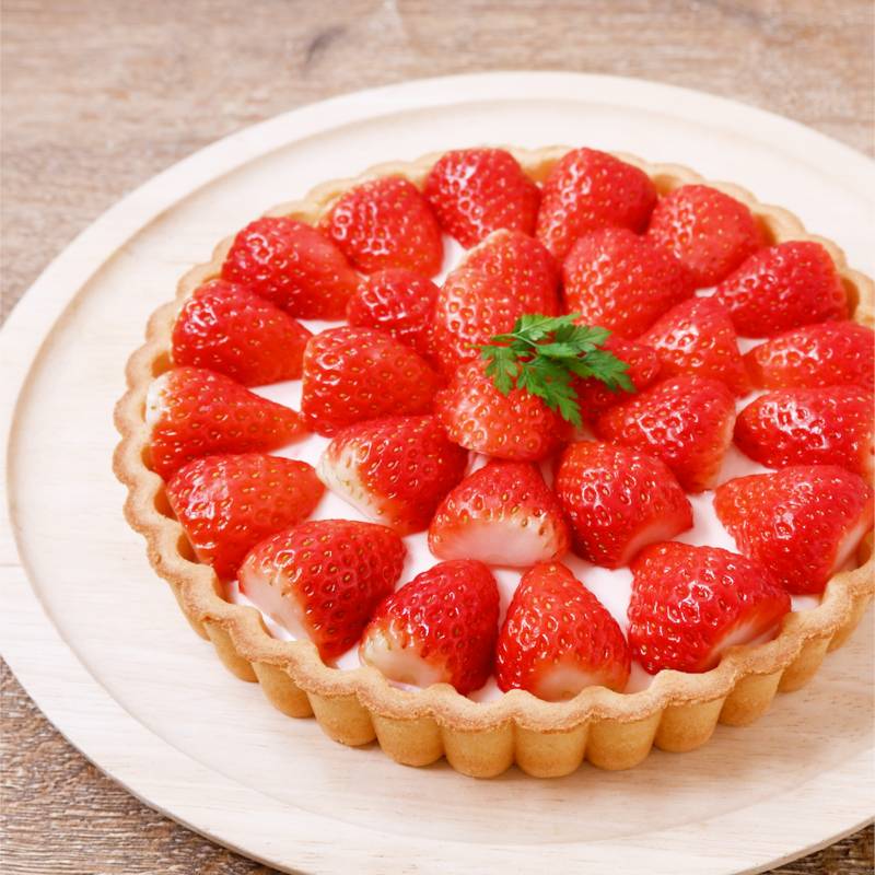 🍓 キウイ、いちご、バナナを中心に季節のフルーツをタルト生地いっぱいに盛り付けしたフルーツタルトです.*・ﾟ☪︎ ꙳・*.その時々でフルーツが違うので、ぜひお好きなフルーツがある方はお問い合わせください👀 今はピンクグレープフルーツやマンゴー🥭、アメリカン