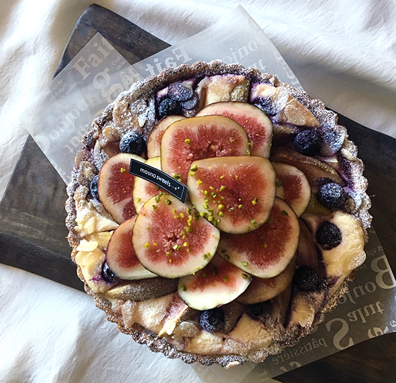 いちじくと紅茶のタルト だいぶ涼しくなり秋を感じられるようになってきましたね🍂 そこで、食べ物でも秋を感じられるように今が旬のいちじくをタルトにしました！いちじくの優しい甘さと紅茶の風味が感じられるタルトです。 今だけのタルトになりますので、是非お