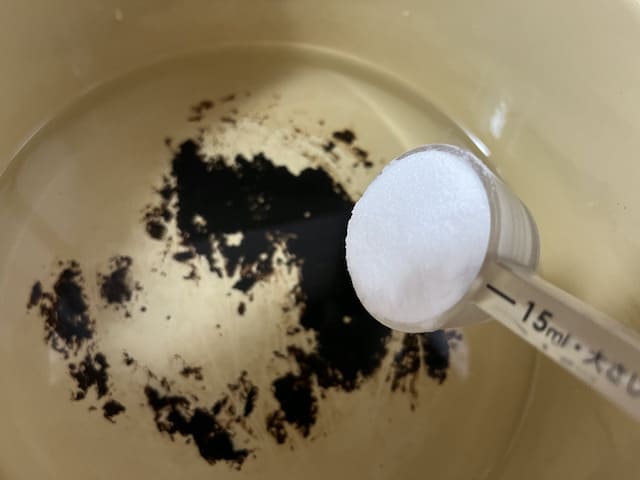 簡単お手入れ 重曹でホーロー鍋の焦げを落とす方法