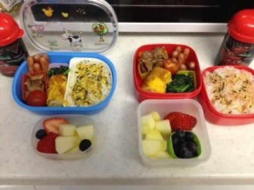 今夜8 15 23:05〜小腹すいてませんか 芸能人スペシャル 芸能人のご自宅の冷蔵庫を、スタジオ内に完全再現し、 その場できじまが即興料理！ 初回の今夜は俳優の溝端淳平 さんが登場！ 料理好き同士ならではの会話もお楽しみに！調理台を挟んで前後でソーシャル