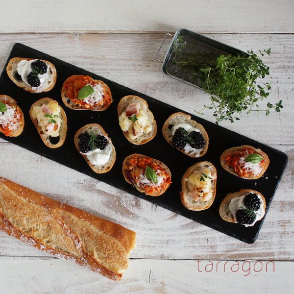 スタッフドバケット バケットの中身をくり抜いて 具材を詰めて、冷蔵庫で一晩寝かせることによりしっとりと馴染んで味わいが増します。冷たいままでも、トーストして食べてもどちらでも合います。 具材は エビとブロッコリーのマヨサラダや クリームチーズとレーズン 生