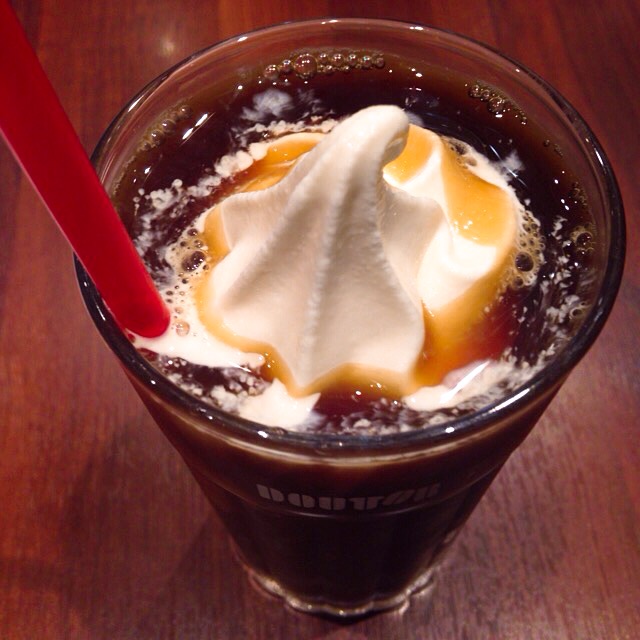 甘くてほろ苦いコーヒーフロート作り