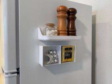 100均 デッドスペースも収納場所に！「冷蔵庫収納トレー」を使った意外な活用術イチオシichioshi