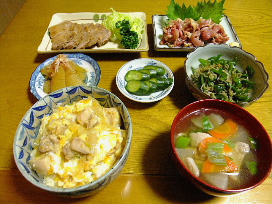 春の親子丼 梅マヨマカロニサラダおかかこんにゃく 食材宅配のヨシケイ 夕食ネット レシピ・メニュー・献立付き