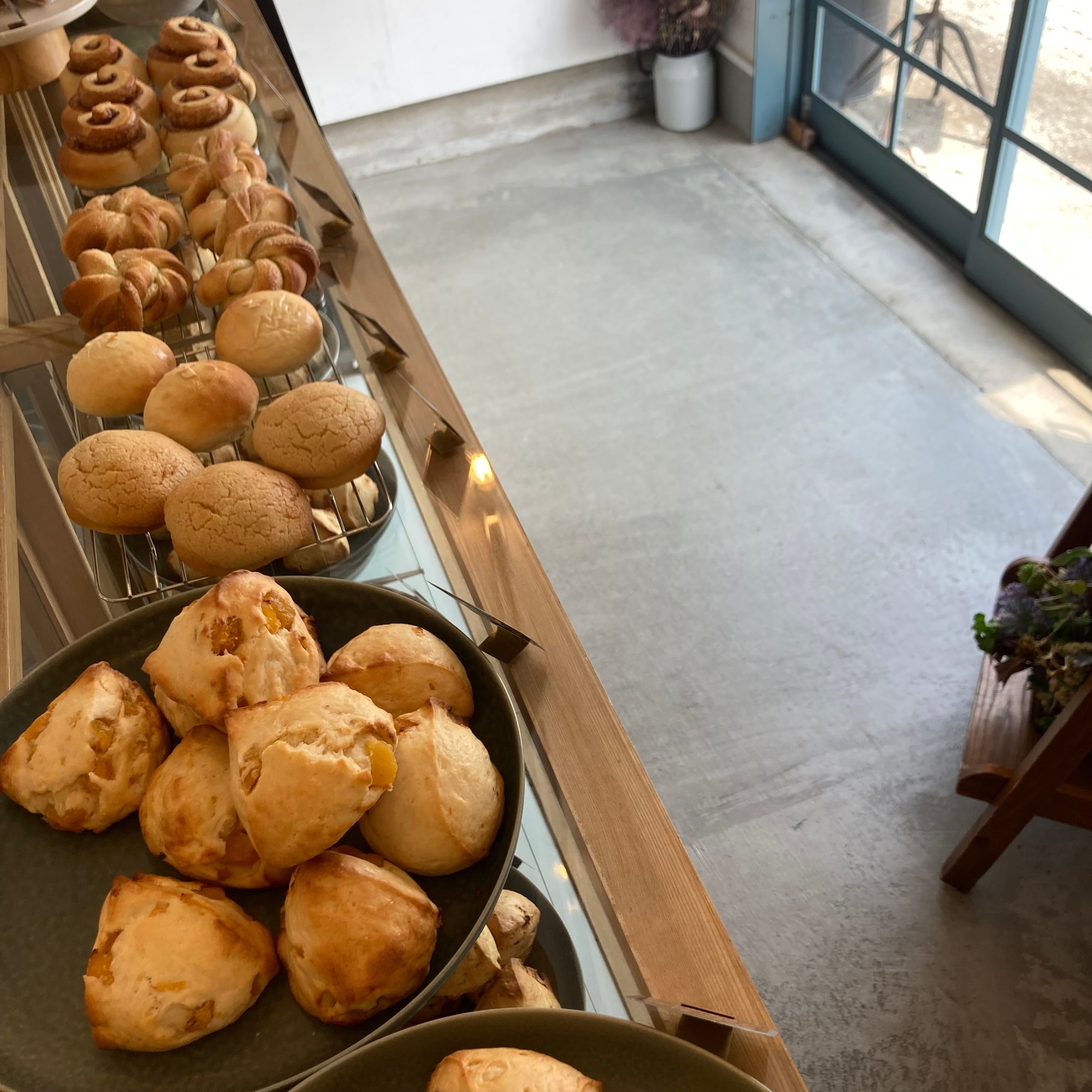 noyanopan のカルダモンロールとバナナのタルト。埜屋 のや は、虎ノ門ヒルズビジネスタワーの地下1階、福光屋マーケット内にあります。選んだパンをお値段が貼ってあるパン袋に入れて、マーケットのレジで購入するスタイル。お隣のチーズコーナーで、店内切りたての