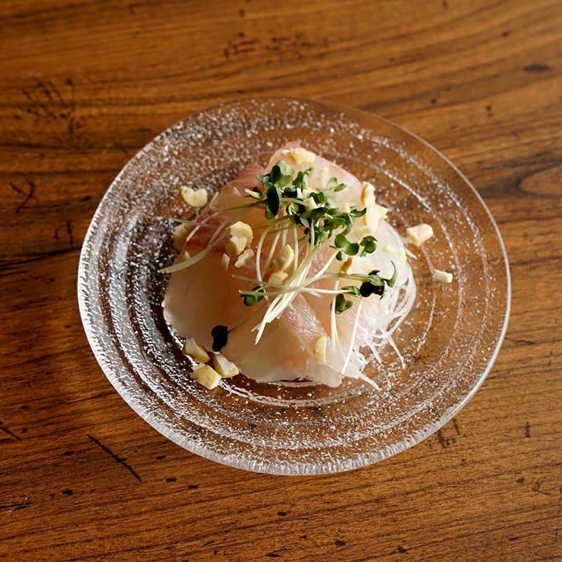 硝子皿+和菓子こうして、作品を使っていただいてる写真は、遠くからの便り、お手紙のようで嬉しいものです。 心の中が、良い感じに静まりそうなお茶とお菓子の風景毎日、毎日を大切に。 毎食おいしくたべれる事は、私にとってとても幸せな事です。 胃が弱ってたり