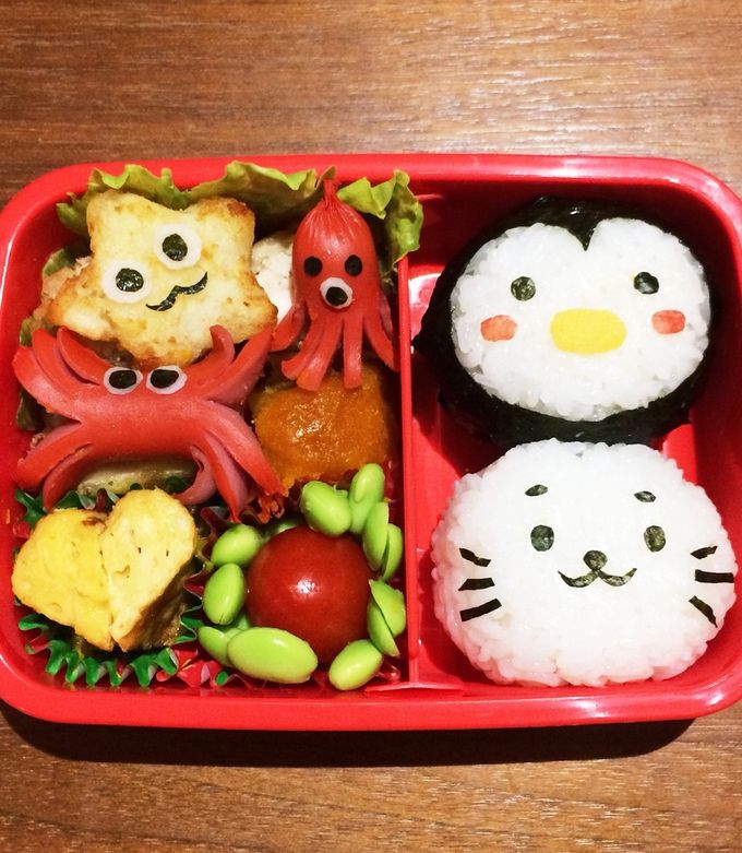 キャラ弁復活😅腕が鈍ってて泣いた😭 アザラシのしっぽが難しいので省略🤣 水族館遠足によき👍꙳✧˖°⌖꙳✧˖°⌖꙳✧˖°⌖꙳✧˖°⌖꙳✧˖°⌖꙳✧˖°⌖꙳✧˖° 今日のお弁当 アザラシ弁当 🦭アザラシご飯 🦭蟹さんウィンナー🦭はんぺん浮き輪 🦭から揚げ 🦭卵焼き 🦭市松