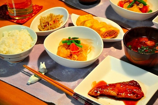 和食・洋食 の定番メニューが美味しく見える♪基本の盛り付け方＆器の選び方キナリノ