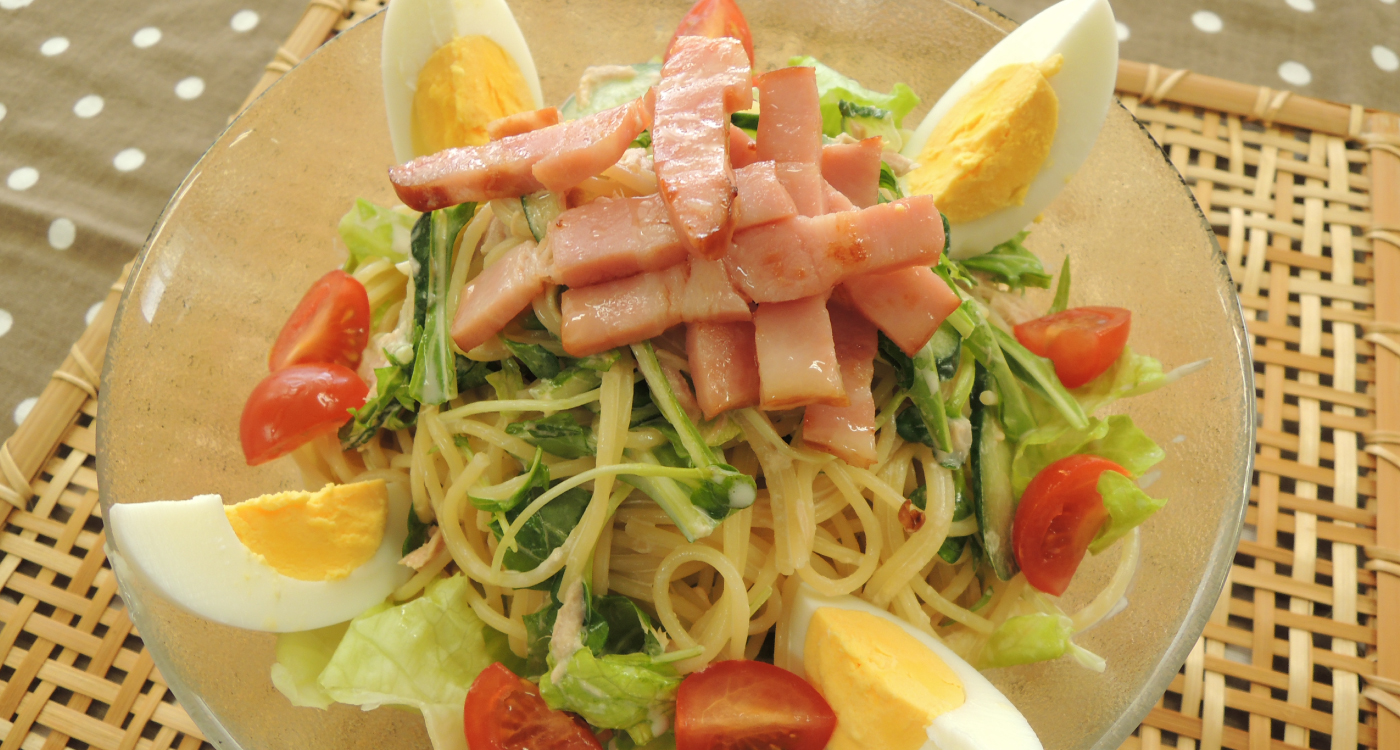 燻製かきの冷製和風サラダパスタ わさびソース ⏰調理時間：15分 💪難易度： ＜材料＞2人分 パスタ 150g 燻製かき 8粒 水菜 1 3房白ネギ 1 4本 みょうが 2個 大葉 2枚 黒コショウ 適量 ☆めんつゆ 大さじ3 ☆ごま油 大さじ1 ☆わさび チューブ1㎝くらい ☆白ごま小さじ1