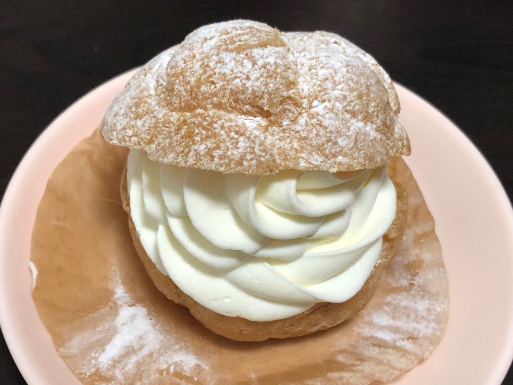 ⬜︎シュークリーム⬜︎ 美味しい卵に出会い、濃密で力強く口溶けのよいカスタードを炊きました。香り付けの洋酒とバニラがクリーム を引き立てます。ストレートのカスタードクリームとキャラメルクリームの2種類をご用意いたしました。 ご友人や家族へのプレゼント、また