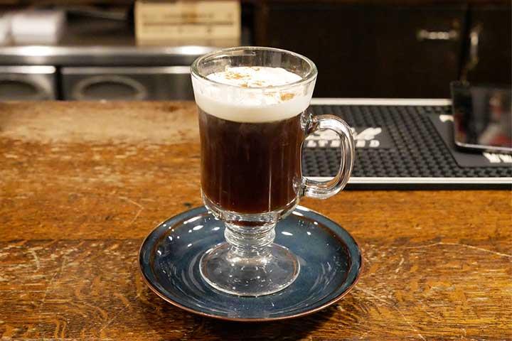 アイリッシュコーヒーとは？飲み方や作り方、おすすめ銘柄、店舗などご紹介ウイスキーを好きになるメディアBarrel-バレル