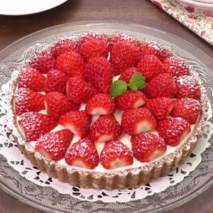 いちごたっぷりお花のレアチーズケーキ