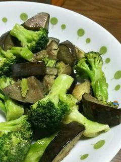 焼きブロッコリーとキムチのマヨネーズ炒め