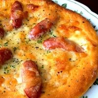 ピザソースなしでも作れる油揚げのトマトチーズピザ晩酌飯レシピ