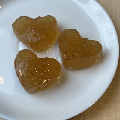 最近は手作りオヤツ作りにハマってる。夏のスイーツはオーブン使わないし手早くできる。サイリウム オオバコ を使用したわらび餅は食物繊維たっぷりで、特にお気に入り。今回はヨモギ粉を入れてみた。白玉団子はお豆腐いりでタンパク質も取れちゃうね〜❤︎, お家時間超充実してまーす😄,お家時間japan