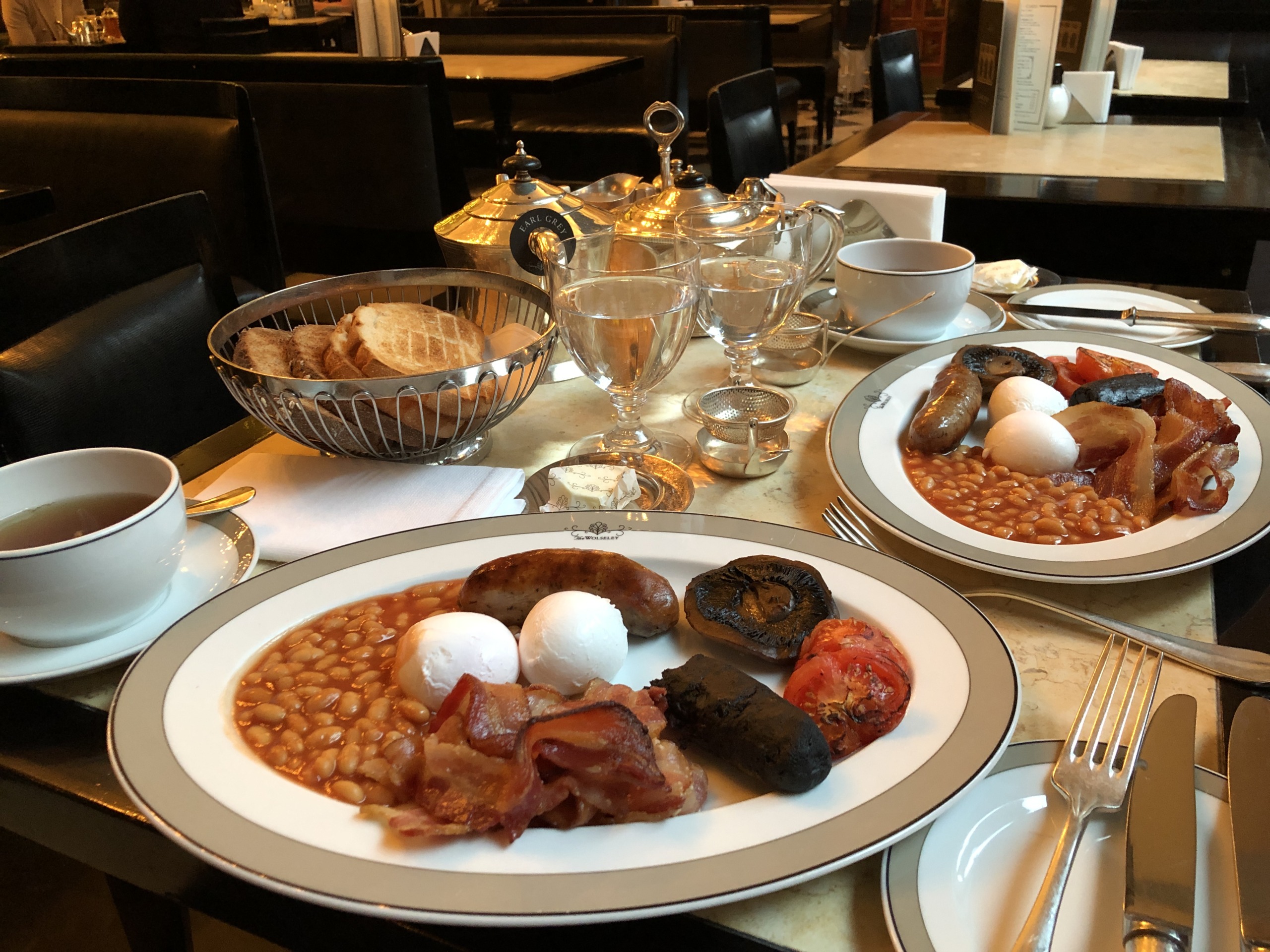 伝統的な脂っこい揚げイギリス朝食のベーコン、卵、ソーセージの白いプレート上の揚げパン。の写真素材・画像素材 Image 8789566