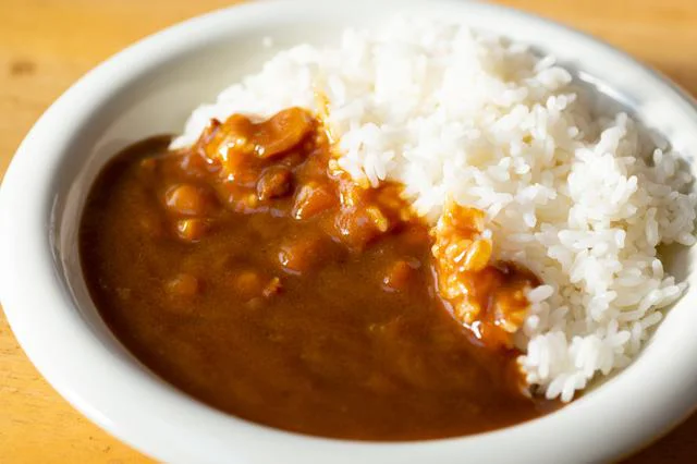 Amazon.co.jp:非常食そのまんまOKカレー 甘口 中辛 300g ×30袋 賞味期限5年間 ごはん入り おかず 長期保存 そのままカレーライス レトルトカレー アウトドア キャンプ レトルトカレー 保存食 非常食 防災備蓄品甘口: 食品・飲料・お酒