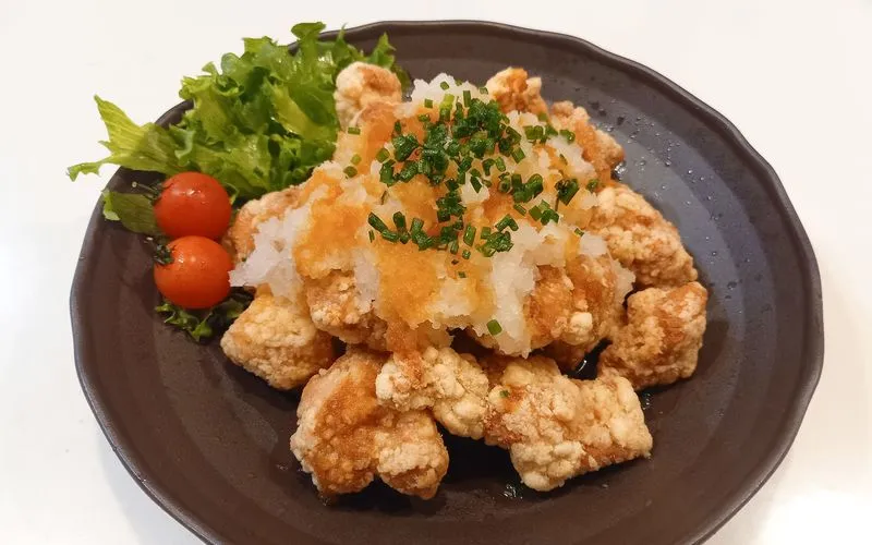 冷凍とは思えない感動のクオリティ✨コストコの 若鶏の竜田揚げ 🍗🐔、リピート決定な美味しさ！ サクサク衣とジューシーなお肉がたっぷり💥内容量は1kg超え‼️ そしてお値段は**1200円 税込 **💰 この量とクオリティでこの価格は、正直お得すぎます💡✨ ⁡調理