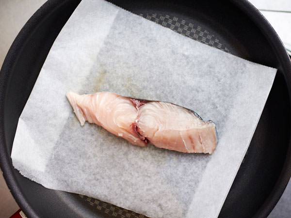 洗い物がラク‼︎フライパンでパリッと♪ふっくら魚を焼く方法