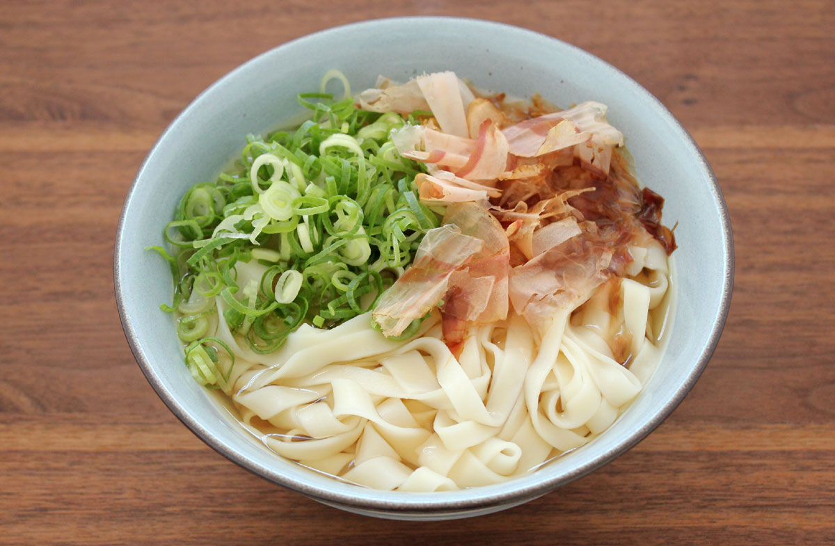 ✍︎﻿きしめん のメニュー﻿ ﻿ 𐂐 𐂐 𐂐 𐂐 𐂐 𐂐 𐂐﻿ ﻿ ほっこり温かいメニュー。﻿ おうどんよりちゅるん♪と食べれて、﻿煮込みが美味しい麺。﻿ ﻿ これ、味噌煮込みも美味しいけど﻿ 今回はさっぱりカツオ出汁で♡♡♡﻿ ﻿ ﻿ お麩やかまぼこを乗せても﻿美味しいですよ〜✨﻿