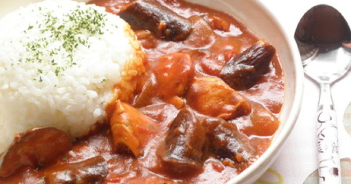 最近よくつくっているトマトカレー。なすとしめじ、にんじん、ひよこ豆、ひき肉、ハンドブレンダーでドロドロにした玉ねぎ、トマト缶を入れてグツグツ。この日はノンオイルでつくりました。味付けも薄味、カレー粉も控えめに。材料を全部入れて煮込むだけなので