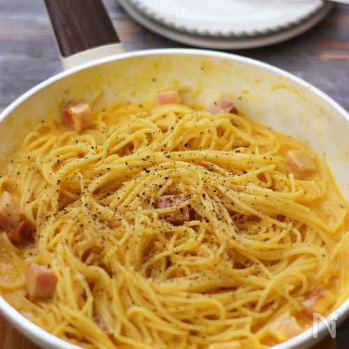 材料 , 卵 : 3個, パスタ : 1束, だし醤油or白だしorめんつゆ : 大さじ2, 粉チーズ : 好きなだけ, タバスコ : お好みで,作り方 , ①鍋にたっぷりのお湯と塩:小さじ2を入れ。パスタを表記時間、塩茹でする。,②目玉焼きを作る。お皿に卵:2個とだし醤油を入れ卵をしっかりを溶く。そこにパスタを入れ混ぜる。あとは目玉焼きとお好みで粉チーズ、タバスコを好きなだけかけて混ぜ召