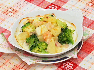 冷凍シーフードミックスとじゃがいもで👍 今日は「シーフードポテトグラタン」 いそがしい時にもさっとできる！ 即席グラタン仕上げました。＾＾🍳レシピ概要 角切りのじゃがいも、アスパラ、 シーフードミックスを耐熱容器に入れ、 ピザ用チーズ、Hakutsuru Blanc、牛乳