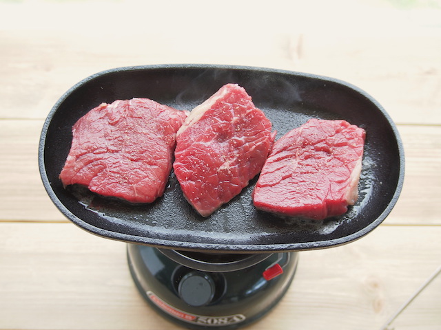 ダイソー「イモノのステーキプレート」はステーキ皿にもなる鉄板プレート 自腹レポCAZUAL