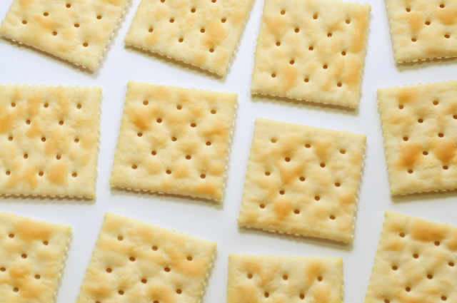 クラッカーには何をのせる？トッピング・ディップレシピ15選 - macaroni