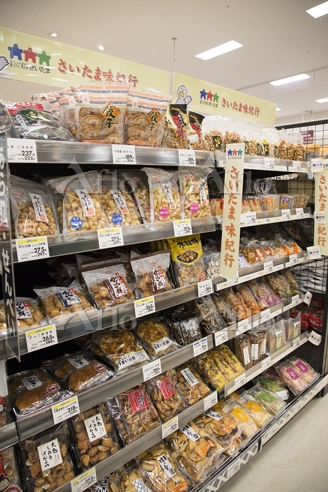 オフィスグリコのお菓子棚が拡張しました🥨休憩中はもちろん、作業中や勉強中にも片手で食べやすいお菓子が揃ってます🍿🎗100円〜200円とお手頃価格なのがポイント！ フリードリンクと一緒に、ぜひご利用ください☕ -------------------‐コワーキングスペース 24