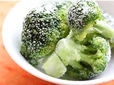 茹で時間はなんと10秒！, いつもブロッコリーの皮は取ってたんだけど、これ作ってから後悔しました , さっくさくで、めちゃくちゃ美味いやん🥹✨,この作り方、マツコの知らない世界でもやってたみたい！, ソースは僕流に仕上げてみたよ😊, みんなはブロッコリーの皮もそのまま食べてた？？,ぜひコメントで教えてね🙌, -————————,材料：4人前 , ブロッコリー 1株,