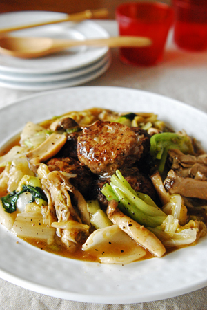 甘から味噌の煮込みハンバーグの献立 副菜：白菜 とわかめのごま酢あえ、汁物：レンチン雑煮 和風献立・メニュー 味の素パーク たべる楽しさを、もっと