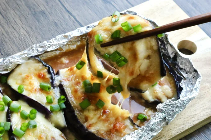 簡単アルミホイル料理「ズッキーニとベーコン・ナスとトマトの挟み焼き」のレシピHondaキャンプHonda公式サイト