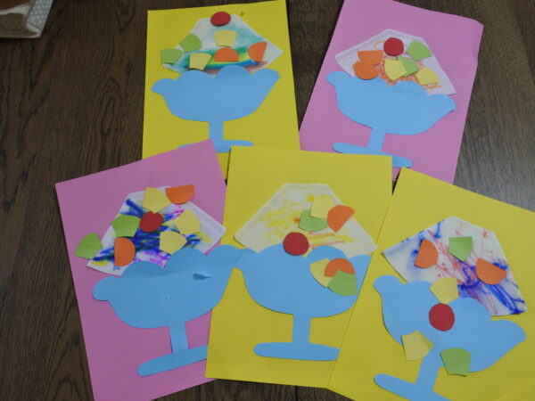 お家遊び・保育製作アイデア🌟 ▶︎ @seisaku.square chamu.さん @chamu_1212 の素敵な投稿を紹介させていただきます🥰✨ ———————————— 2歳児クラスの夏の製作です🌞 . 今回のイメージは丸永製菓さんのしろくまくんと かき氷だったので、 夏っぽく仕上がりました