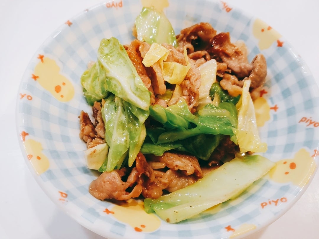 今日のおかずは 鶏もも肉の和風野菜炒めです♪3人分材料 ✴︎鶏もも肉２枚 ✴︎人参１本 ✴︎ニラ１束 ✴︎えのき1袋 調味料✴︎にんにくチューブ小さじ1 ✴︎生姜チューブ小さじ1 ✴︎ごま油大さじ1 ✴︎塩コショウ少々 ✴︎醤油大さじ2 ✴︎料理酒大さじ2✴︎みりん大さじ2 ✴︎砂糖小さじ2 ✴︎白ごま適量簡単 弁当 おかず レシピ 記録 おうちご飯