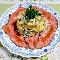 夜ご飯 📝 献立 ＊クリームシチュー ＊ローストビーフ ＊ささみ胡瓜の中華和え ＊柿 おいそうな牛肉の塊肉が安くなっていたので、 ローストビーフ作りました！滅多に登場しないおかず 食費的に に子どもたちは大喜び🙌 わさび醤油派、美味しいお塩派、ソース派色々忙しい