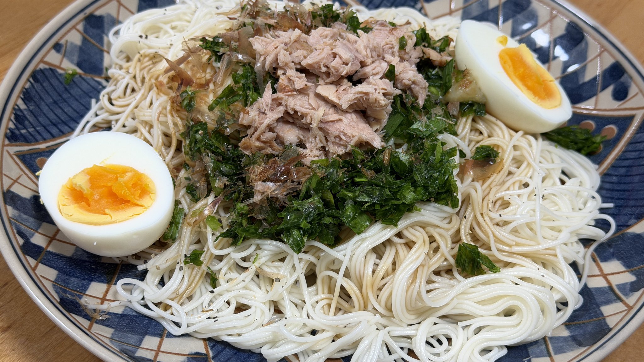 Hanae𝙳𝚒𝚗𝚗𝚎𝚛 ・ニラと鯛のコチュジャンぽん酢そうめん ・牛薄切り肉と豆もやしのレモン塩炒め ・高菜マカロニサラダ疲れが溜まり、スタミナ回復せねばとなった先週❤️‍🩹 ずっと気になってたそうめんレシピを実践してみました〜！ そうめんに鯛とニラを