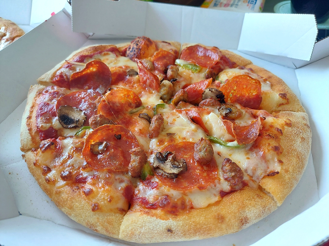 ピザのカロリーはどのくらい？カロリーや糖質を抑える方法もご紹介！デリッシュキッチン