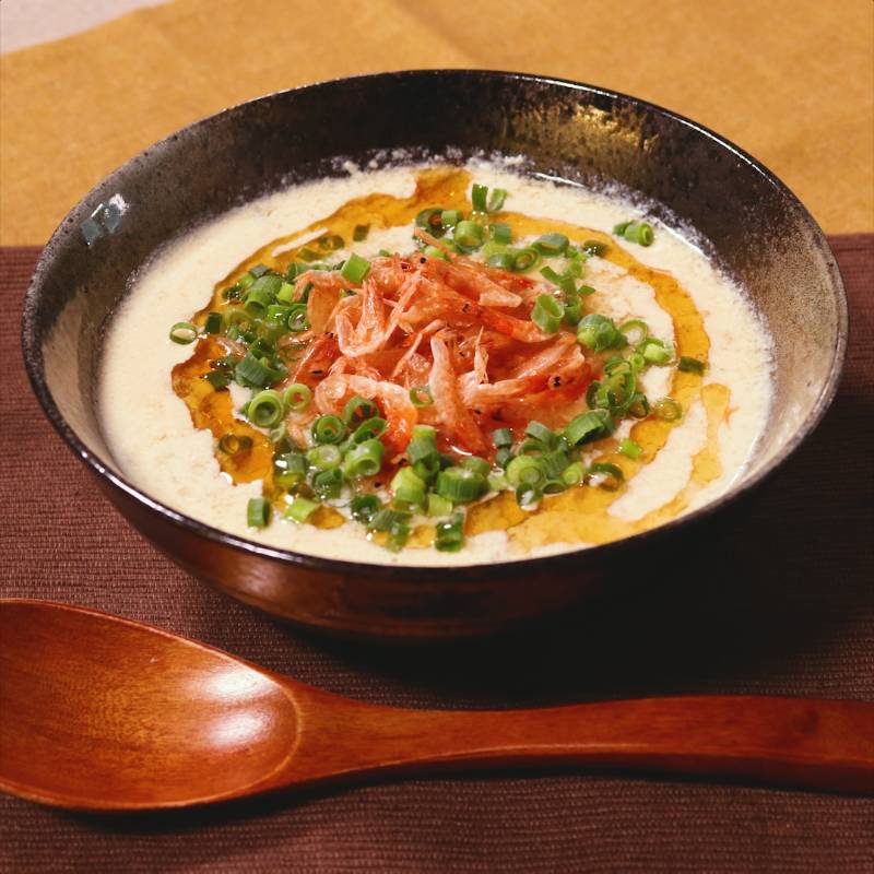 少し前から新メニューを出しております。 台湾では朝ご飯として定番の『シェントウジャン 鹹豆漿 』。 豆乳とお酢がベースの体に優しいスープ。最近、CMでも結構流れていたので知ってる方も多いと思います。 台湾ではパンなどを中に入れたりするので、当店の餃子をスープ