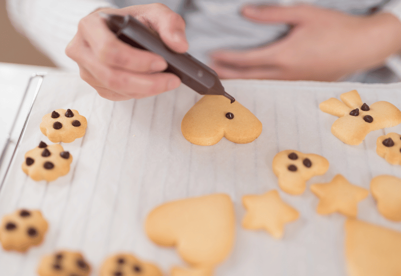 チョコペンで簡単に！！チョコプレートの作り方