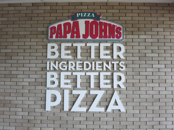 パパ・ジョンズ、史上初のクロワッサン・ピザを発売し、極上のサクサク食感をピザ好きに提供