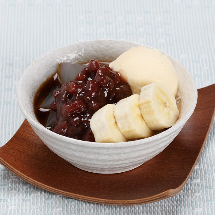 🥣簡単・粉寒天！ぷるぷる黒糖寒天＋きなこバニラ, 粉寒天‥溶かしやすいから簡単にプルプルで美しい寒天寄せが作れます。,今まで棒寒天にこだわっていたんですが、粉は悔しいけどかなり使いやすい‥ハマってます！, 黒糖ときなこの黄金コンビでたのしむレシピです。,黒糖じゃないお砂糖でもいいけど、黒糖って味もおいしいけどミネラルもたっぷりで元気をもらえます💡, 寒天ときなこの食物繊維たっぷりも魅力。,