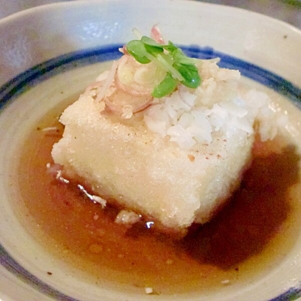 材料メモあり✍️ 簡単ヘルシー♩ 揚げ出し豆腐のかにたまあんかけ 木綿豆腐安売りしてたので 揚げ出し豆腐にしました𓂃𓈒𓏸︎︎︎︎卵あんはアレンジ無限。 今回は 卵、カニかま、えのき、玉ねぎで作りました。👨‍🍳 木綿豆腐の水気をとって 全面に片栗粉をまぶして